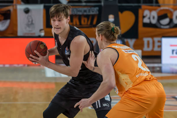 球员身体与 球员身体与